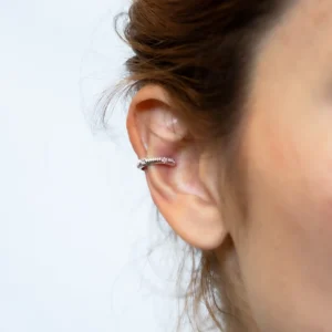 Piercing Ceci banhado em ouro branco, foto com modelo