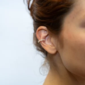 Piercing Nina banhado em ouro, foto com modelo