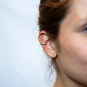 Piercing Ruth banhado em ouro branco, foto com modelo