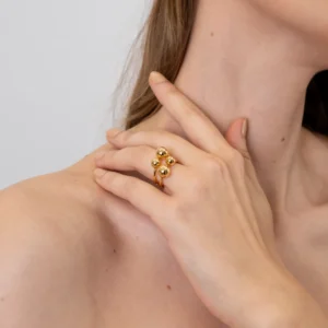 Anel Lyra banho ouro em modelo